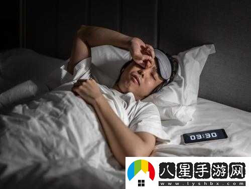 男子深夜睡不著(zhù)