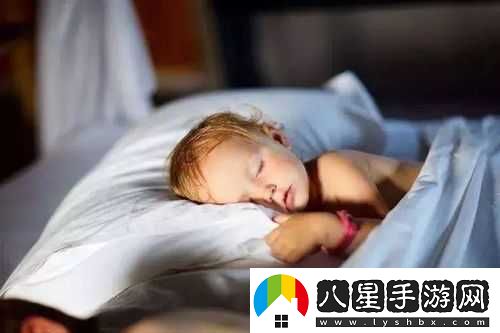 年輕夫妻哄睡孩子后開(kāi)啟監控