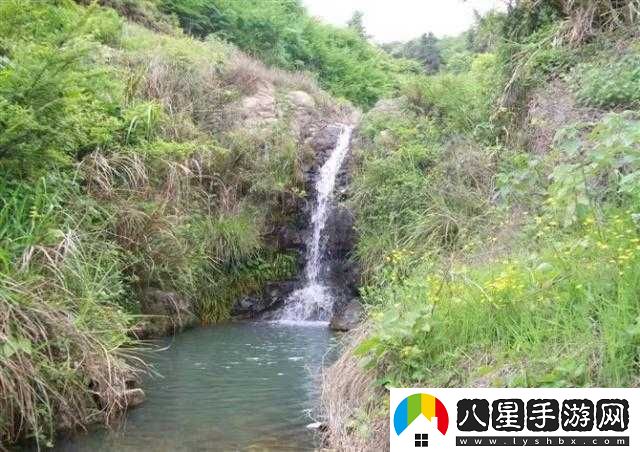 奇景兩峰間現小溪