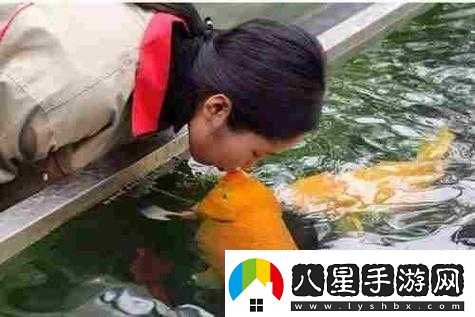 女人鯉魚(yú)喝水