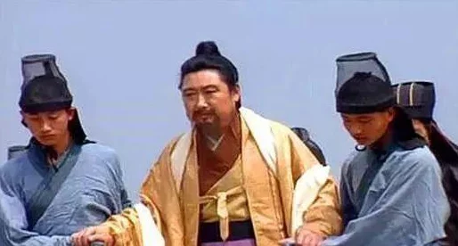 諸葛亮趙云黃忠蜀槍?xiě)鸱?></p><p>黃忠，年逾古稀，卻在戰場(chǎng)上屢建奇功，成為久負盛名的弓箭手。他的成功首先得益于他認清戰場(chǎng)局勢、靈活運用兵器和戰術(shù)的能力。三國演義中的“黃忠破敵”便是其戰術(shù)智慧的寫(xiě)照。一方面，黃忠巧妙利用地勢，設置伏兵，誘敵深入；另一方面，他扎實(shí)的弓箭技藝讓對手望而卻步。許多網(wǎng)友在討論黃忠時(shí)表示，他是智慧和勇氣的完美結合，確實(shí)是一位值得敬佩的將領(lǐng)。</p><p>蜀漢名將的影響力</p><p>諸葛亮的“木牛流馬”以及多個(gè)計謀如空城計等，不僅在戰術(shù)上表現出極高的智慧，更在戰略層面影響深遠。今天的軍事學(xué)者依然引用他的戰術(shù)思想，認為這些策略不僅適用于古代戰爭，且在現代戰爭理論中亦具重要參考價(jià)值。很多人認為，諸葛亮的智慧已經(jīng)超越時(shí)代，值得當代軍事家學(xué)習和思考。</p><p>趙云與黃忠所代表的蜀槍?xiě)鸱?，是對古代戰斗形態(tài)的一種創(chuàng  )新。他們靈活運用兵器，強調團隊配合，體現了名將的氣度與軍事智慧。包括一些軍事迷在內的網(wǎng)友們都認為，蜀漢名將的戰術(shù)智慧對后來(lái)的諸多古典兵法、戰術(shù)演變起到了積極的推動(dòng)作用。</p><p>當前對三國戰爭的研究呈現出多元化的趨勢，研究者們不僅關(guān)注事件發(fā)展本身，更加注重戰爭背后所蘊含的戰略思想。這種現象也讓人們更加重視歷史的借鑒意義，對現代社會(huì )的決策和管理提供了良好的啟示。</p><p style=