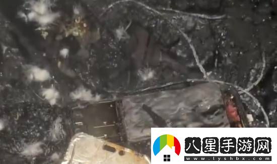 女子睡覺(jué)時(shí)充電中的手機突然爆炸導致二度燒傷