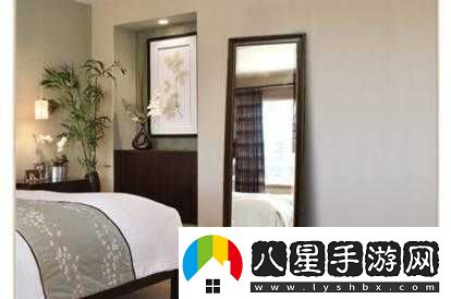 酒店大鏡子對著(zhù)床