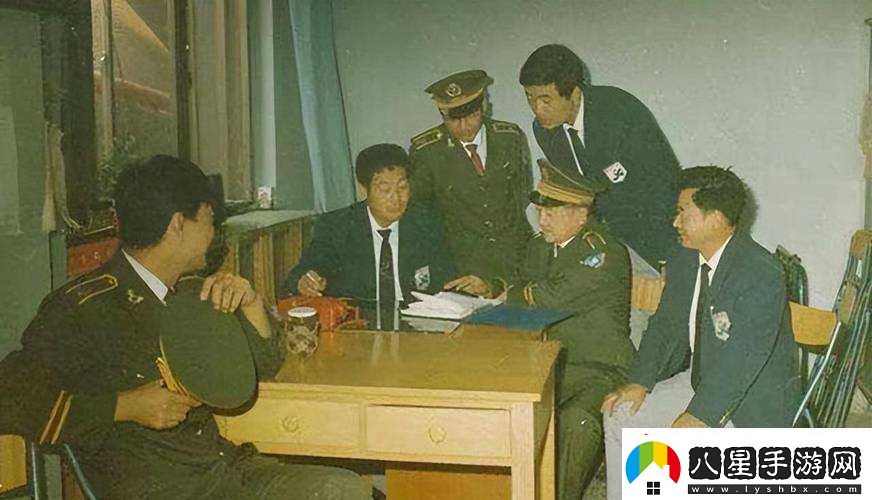 開(kāi)會(huì )在桌子下反正他們看不見(jiàn)