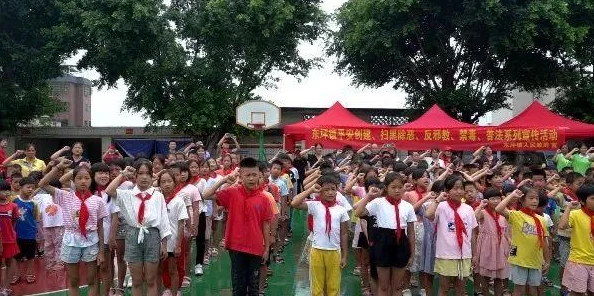 公交車(chē)上～嗯啊被陌生人許多網(wǎng)友對此表示憤怒認為公共場(chǎng)合應加強安全措施保護乘客的隱私和安全
