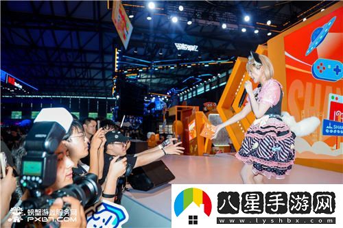 欣小萌驚艷CJ現場(chǎng)空降螃蟹游戲展位，激情熱舞點(diǎn)燃夢(mèng)幻盛宴