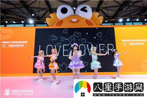 欣小萌驚艷CJ現場(chǎng)空降螃蟹游戲展位，激情熱舞點(diǎn)燃夢(mèng)幻盛宴