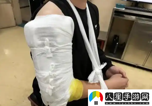 倆猛男挑戰與機器人掰手腕
