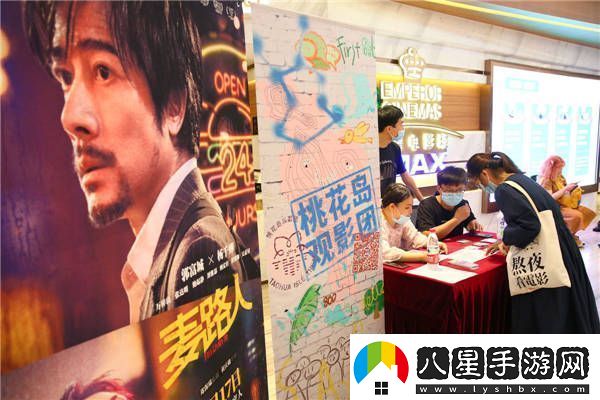 哭濕口罩也要看的金像獎獲獎?dòng)捌?></p><p>麥路人由鄭保瑞監制、新晉導演黃慶勛執導，郭富城、楊千嬅兩大香港金像獎?dòng)暗塾昂箢I(lǐng)銜主演，萬(wàn)梓良、張達明、鮑起靜、劉雅瑟、顧定軒、黃悅珈等演技派戲骨傾情加盟，入圍第32屆東京電影節未來(lái)競賽單元和第39屆香港金像獎電影節9項提名并由張達明攬獲最佳男配角。</p><p style=