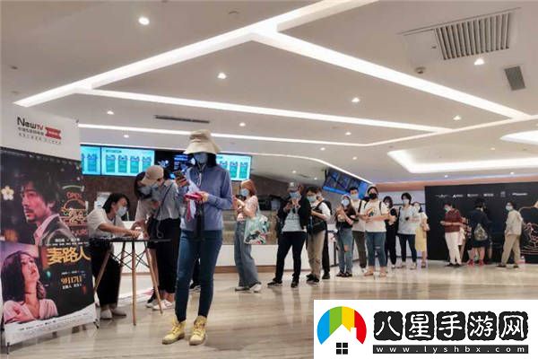哭濕口罩也要看的金像獎獲獎?dòng)捌?></p><p>作為一部現實(shí)主義題材的作品，電影麥路人取材自真實(shí)故事和群體，并聚焦在華語(yǔ)電影鮮少涉獵的關(guān)懷社會(huì )民生問(wèn)題上。講述了不同身份背景的“小人物”在24小時(shí)快餐店借宿相遇相識相知，毫無(wú)血緣關(guān)系卻又“同病相憐”，各自在面對人生的困境、物質(zhì)條件匱乏的情況下，互幫互助，依然懷揣夢(mèng)想與熱忱，不怯不懦，努力生活，找到了最適合的自渡及自洽之道，擁抱愛(ài)與未來(lái)的故事。</p><p style=