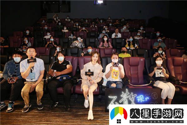 哭濕口罩也要看的金像獎獲獎?dòng)捌?></p><p>麥路人人物背景和情感關(guān)系極為豐富，曾經(jīng)的金融才俊阿博（郭富城飾）如今落魄至街頭、事業(yè)不如意的大齡歌女阿珍（楊千嬅飾）、獨自撫養小女兒且一直為婆婆還債的媽媽?zhuān)▌⒀派棧?、離家出走不敢回家的少年深仔（顧定軒飾）、失去老伴深受打擊的等伯（萬(wàn)梓良飾）、多年掙扎在溫飽線(xiàn)的口水祥（張達明飾），不少影迷坦言，無(wú)論是哪個(gè)人物，都能從中找到強烈的情感共鳴，深受故事內容打動(dòng)，每個(gè)情緒點(diǎn)都令人潸然淚下，后悔沒(méi)帶夠紙巾，實(shí)打實(shí)是一部立意深刻但又情感克制，能夠跨地域和時(shí)空，感受到愛(ài)與治愈，值得深思且重復觀(guān)影，適合全年齡去觀(guān)看的電影。</p><p style=