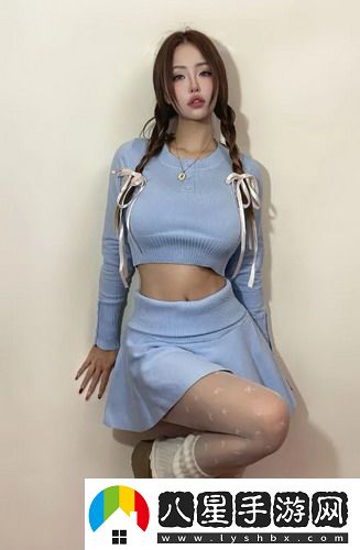 一槍?xiě)鹑?></p><p>經(jīng)典的游戲機制讓人想起了過(guò)去的游戲歲月。在一槍?xiě)鹑钢?，玩家可以體驗到豐富的劇情和緊張的戰斗，經(jīng)典的地圖設計讓人回味無(wú)窮。游戲中，玩家需要在不同的場(chǎng)景中進(jìn)行戰斗，利用地形優(yōu)勢，選擇合適的武器與戰術(shù)來(lái)?yè)魯橙?。每一?chǎng)戰斗都是對玩家反應能力和策略思維的考驗，尤其是在團隊對抗模式中，默契的配合與精準的指揮更是勝利的關(guān)鍵。這樣的設計無(wú)疑讓游戲的可玩性大幅提升，吸引了越來(lái)越多的年輕玩家參與其中。</p><p>在一槍?xiě)鹑傅氖澜缋?，角色的多樣性也是游戲的一大亮點(diǎn)。每個(gè)角色都有獨特的技能和背景故事，這不僅為游戲增添了深度，也讓玩家在選擇角色時(shí)能夠更具代入感。不同的角色在戰斗中扮演著(zhù)各自不同的角色，有的負責沖鋒陷陣，有的則在后方支援。這樣的設定不僅提升了團隊合作的樂(lè )趣，也讓每一位玩家都能找到適合自己的游戲風(fēng)格。通過(guò)不斷地嘗試與調整，玩家可以在游戲中找到最合適自己的角色，享受與眾不同的戰斗體驗。</p><p>游戲的社交元素也是一槍?xiě)鹑覆豢珊鲆暤囊徊糠?。玩家不僅可以與好友組隊進(jìn)行挑戰，還能夠在游戲中結識來(lái)自各地的朋友。社區活動(dòng)和比賽更是讓玩家之間的互動(dòng)更加頻繁。通過(guò)這些活動(dòng)，玩家能夠分享戰斗經(jīng)驗，交流游戲心得，甚至在比賽中一較高下。這種交流不僅增強了游戲的趣味性，也讓玩家在緊張的戰斗中感受到友情的力量。因此，一槍?xiě)鹑覆粌H僅是一款游戲，更是連接了無(wú)數玩家心靈的橋梁。</p>            </div>
            <div   class=